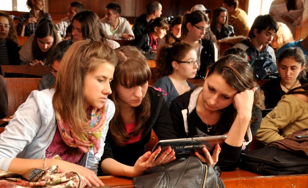 59% от гимназистите използват своите дигитални устройства, за да се подготвят за училище