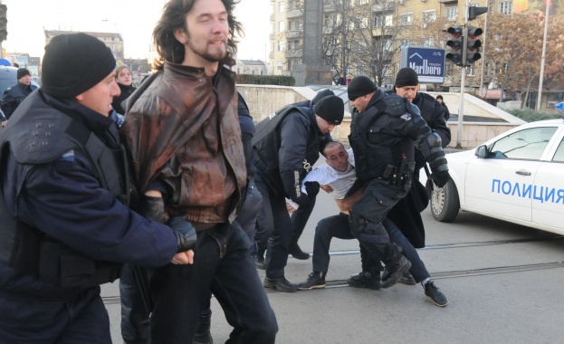 Уредени ли са отношенията протестиращи-полиция в Закона за МВР?