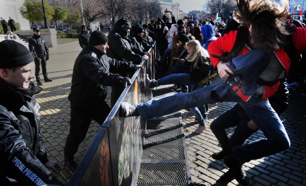 Сборник с анализи и позиции за протестите през 2013-а излиза на книжния пазар 