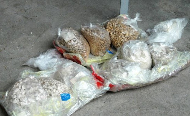 Китайски компании внасят легално в САЩ тонове синтетични наркотици 