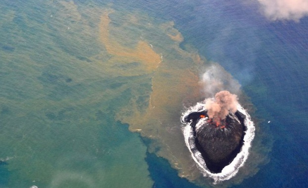 Островът, образувал се при изригване на подводен вулкан, е пораснал 3,7 пъти