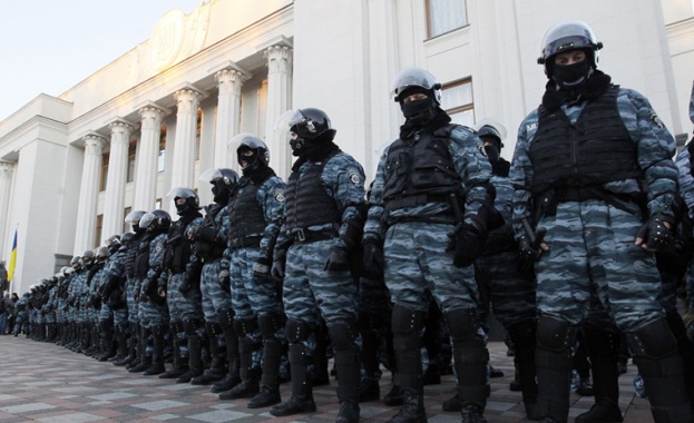 "Беркут" щурмува Майдана /видео/