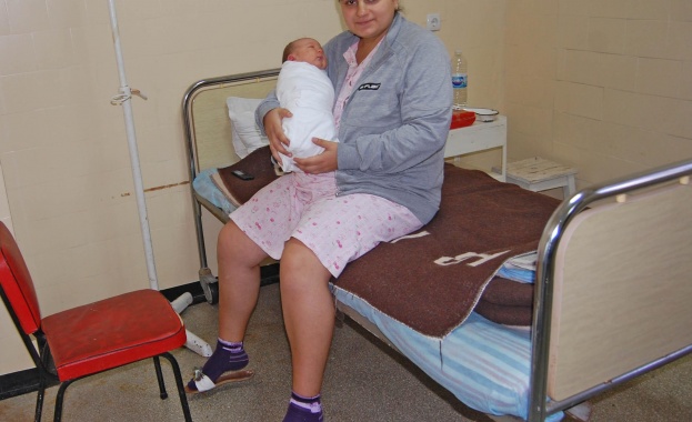 Бебе-гигант проплака в Харманлийската болница 