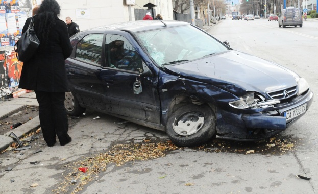 Линейка и кола катастрофираха на "Опълченска" /снимки/