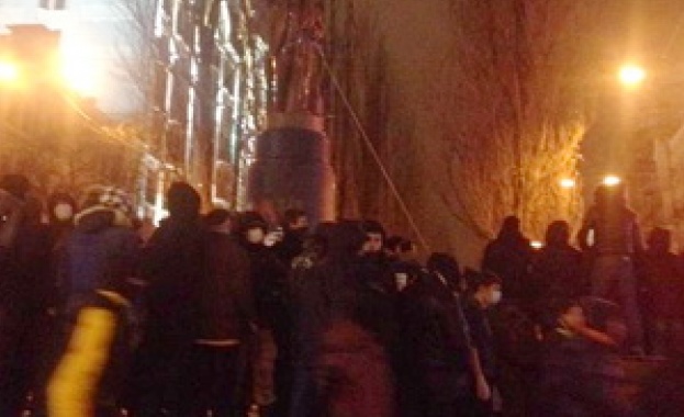 Демонстранти събориха паметника на Ленин 