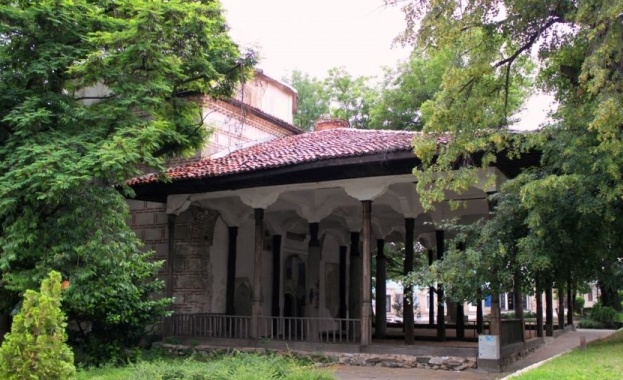 „Вграждат” съдийка в паметник пред Куршум джамия 