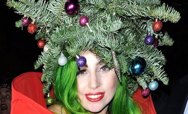 Лейди Гага се появи с елха на главата /снимки/