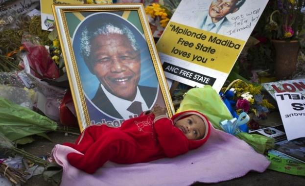 Военен самолет транспортира останките на Мандела