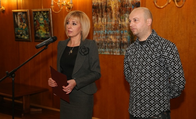 Манолова откри изложба на кюстендилски художник в НС