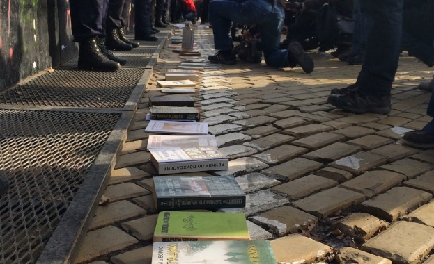 Преподавателите на протест в подкрепа на студентите си /обновена/