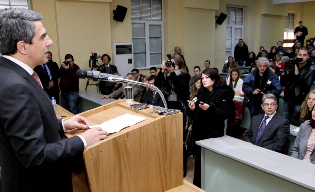 Плевнелиев: Страната има нужда от активни млади хора
