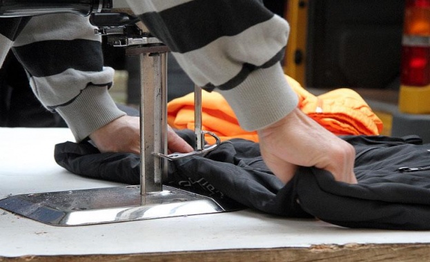 Унищожиха облекла, имитиращи известни марки в Свиленград 