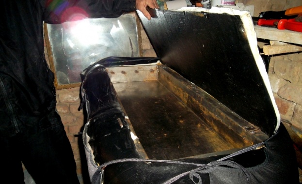 Разбиха депо за нелегални цигари в Русе 