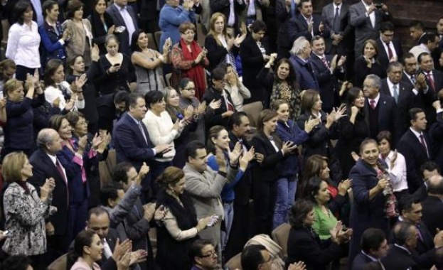 Депутат се съблече, други се сбиха в Мексико 