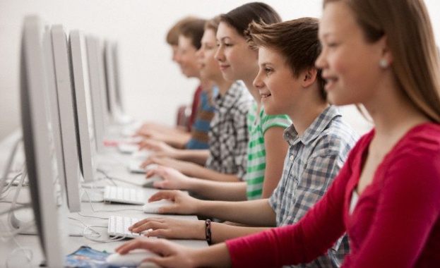 Ново поколение образователен компютър навлиза в българските училища