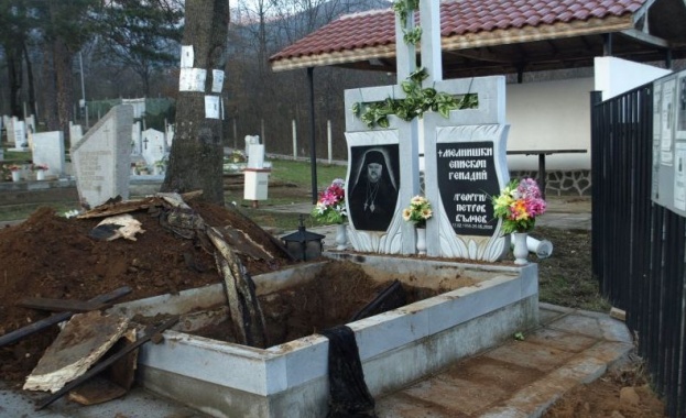 Оскверниха гробницата на игумена на Троянския манастир 