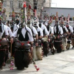 Кукери посрещат с танци чужденци в село Крупник 