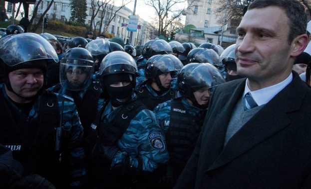 Кличко призова лидерите на демократичните страни да се намесят 