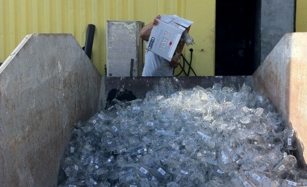 Унищожиха хиляди бутилки имитации на марков алкохол