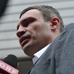 Синът на Кличко мие чинии в ресторант