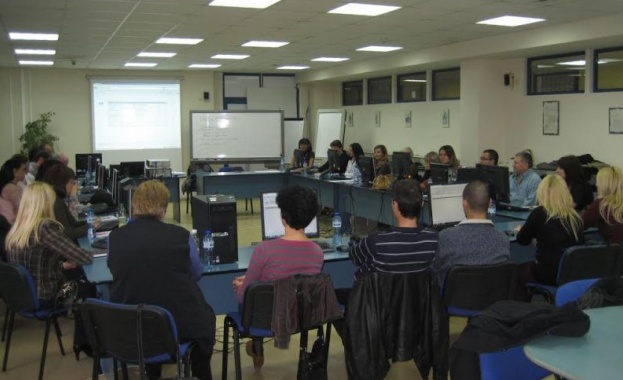  Обучиха 150 митнически служители по проект на ОПАК