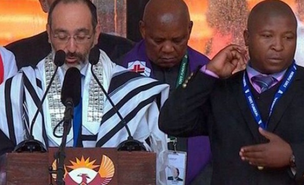 Жестомимичният преводач от поклонението на Мандела бил убиец и изнасилвач