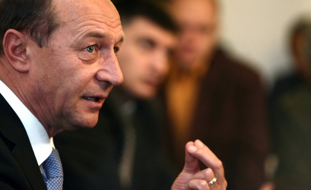 Бъсеску поиска оставката на премиера и на председателите на двете камари на парламента