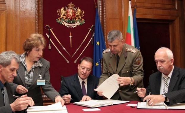 Подписаха Колективния трудов договор в МО за периода 2014-2015 г. 