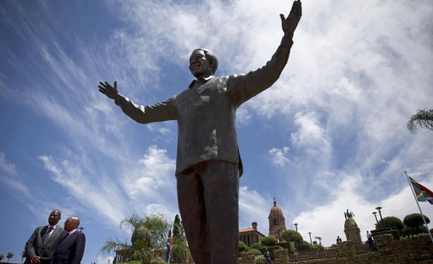 Откриха 9-метров паметник на Мандела 