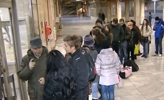 Опашки от пътници се извиха в първия ден за продажба на билети