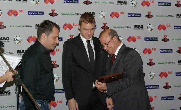 Отличиха най-добрите футболни рефери за 2013 (снимки)