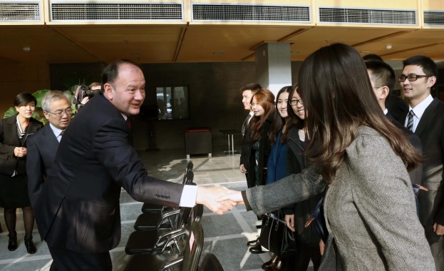 Миков завидя на китайците: Живеете в свят без граници, в който сте богати