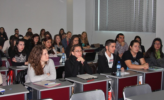 Студенти на ВСУ обсъждат икономическата теория с преподаватели от САЩ