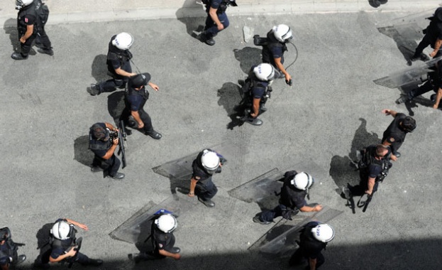 Сълзотворен газ и водни оръдия срещу протестиращи в Турция