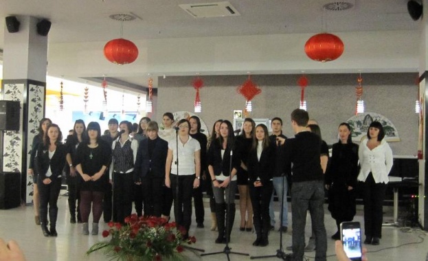 Китайски дипломати на бал със студенти в Пловдив