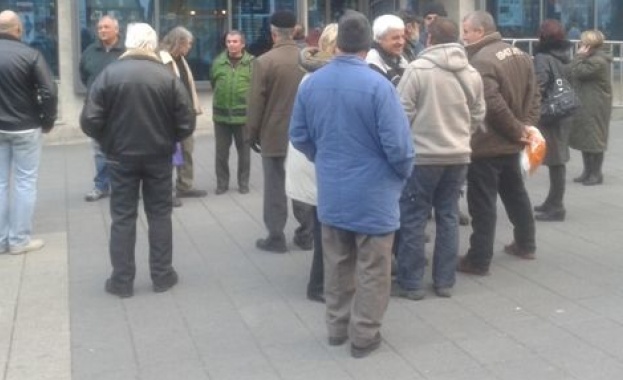 Съкратени бургаски корабостроители протестираха пред банков офис  
