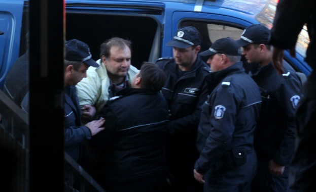 Вкараха в лудница мъжа, удушил майка си