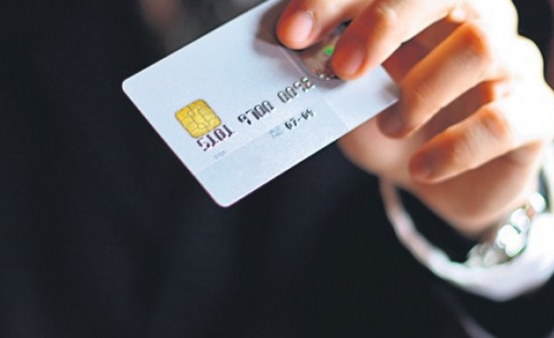 Начисляването на такса за обслужване на картата е основната комисионна