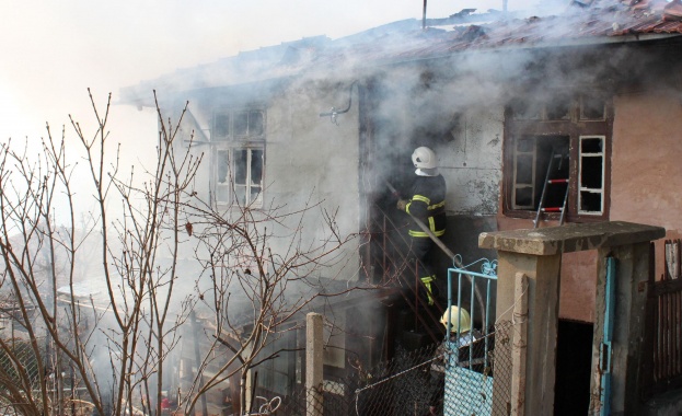 Стара къща горя във Велико Търново 