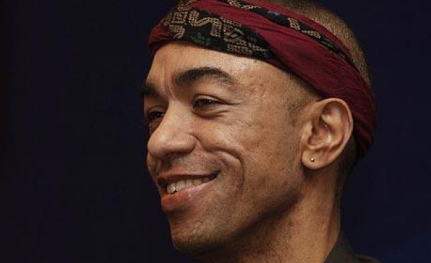 Полубратът на Обама разказа през сълзи покъртителни истории за домашно насилие 