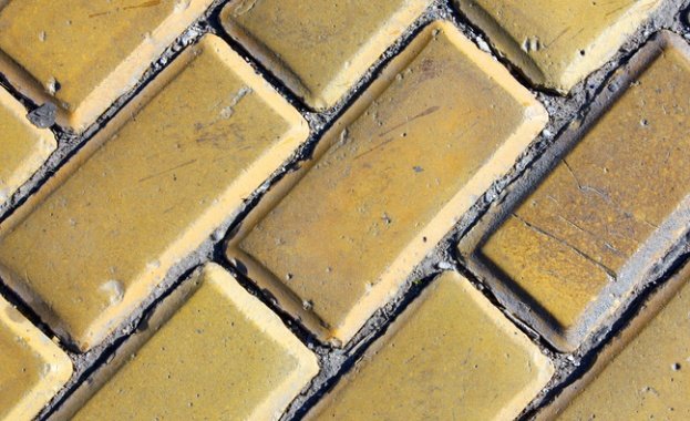 Нестандартно находище на жълти павета в София В социалните мрежи