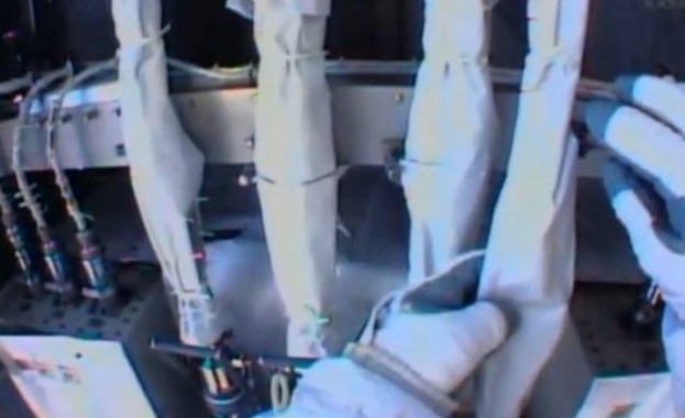 Астронавти ремонтират МКС в открития космос