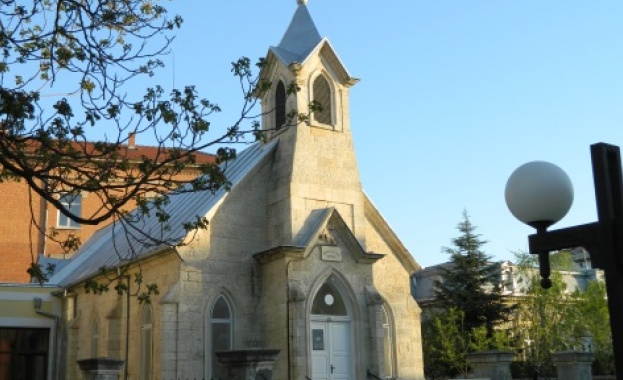 В разрез със закона - деца разнасят материали на баптистката църква в Кюстендил