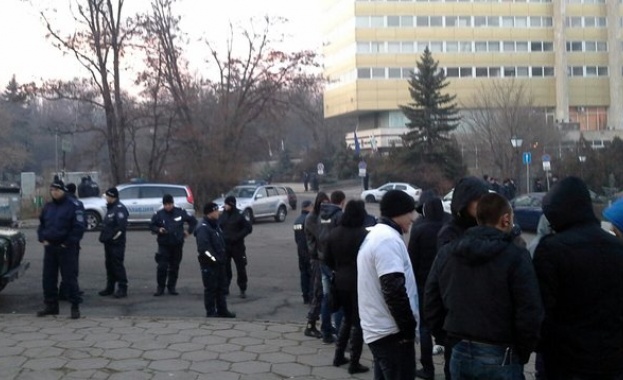 200 привърженици на Бареков чакат Борисов пред студиото на "Всяка неделя"