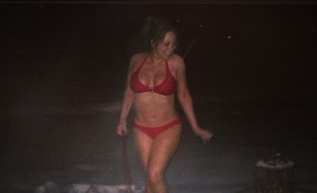 Марая Кери се разходи в снега по бански 