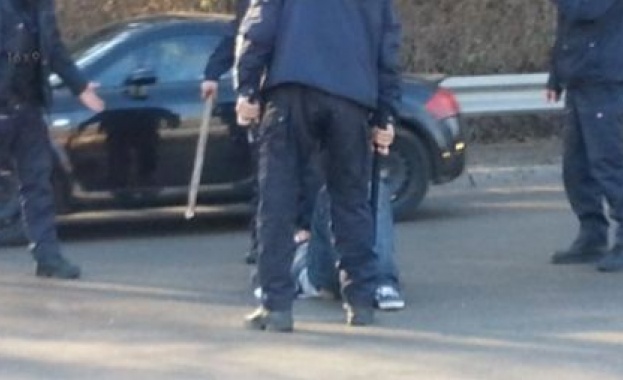 Полицаи пребиха младеж с дърво и палка /снимки/