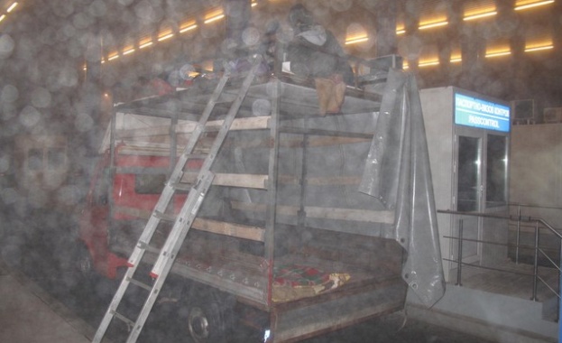 Седем сирийци, скрити в товарен автомобил, задържани на "Дунав мост 2"