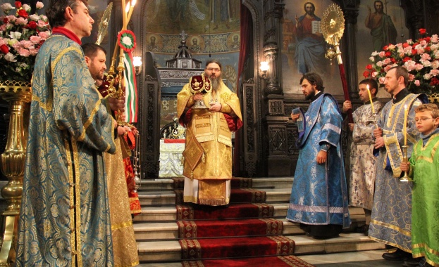 Митрополит Йоан отслужи първата си Света литургия 