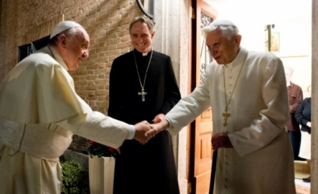 Папата лично поздрави предшественика си с настъпващите празници 