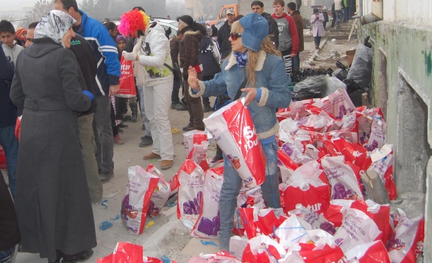 Дядо Коледа раздаде подаръци на децата от бежанския лагер в Харманли 